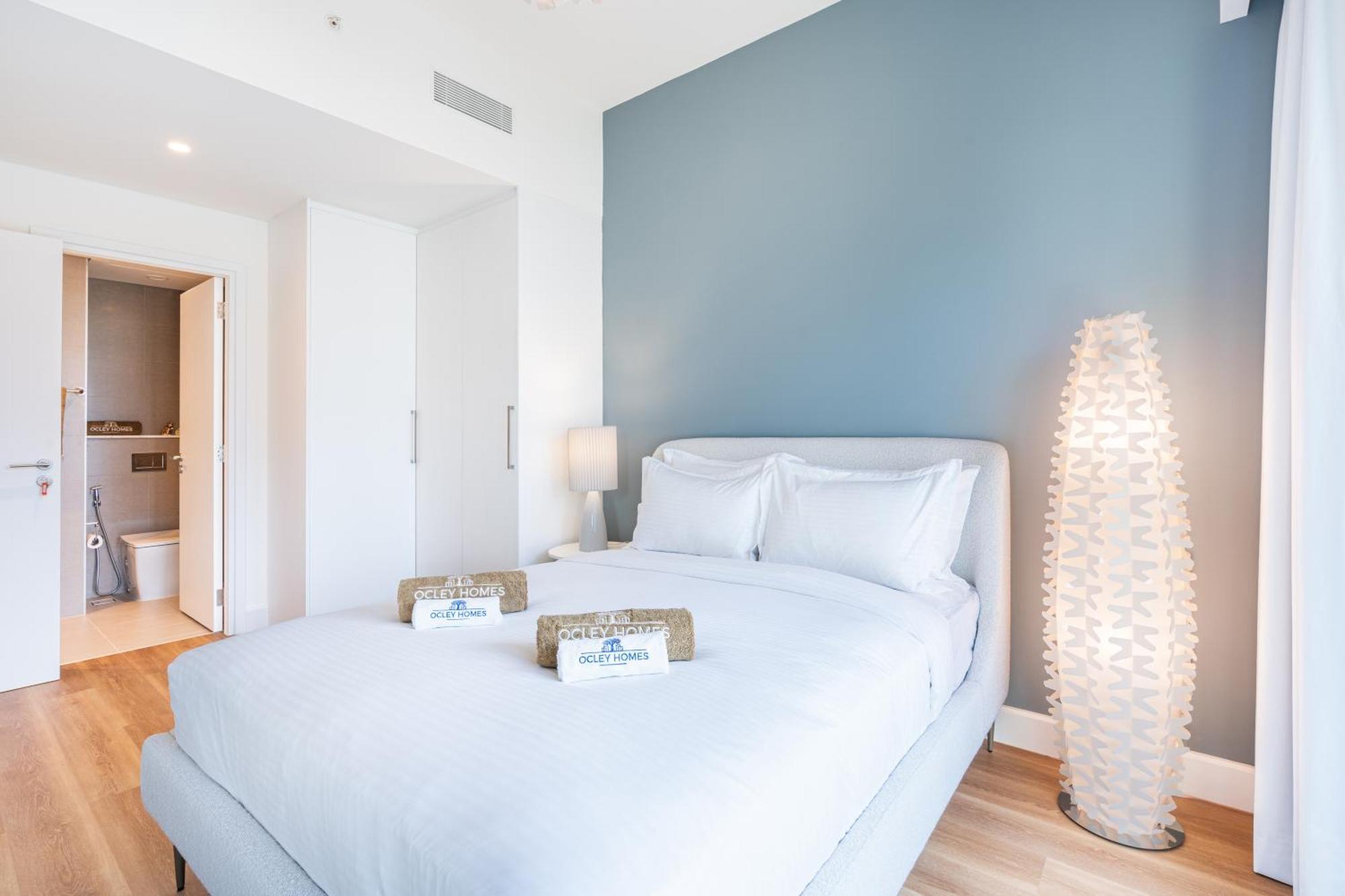 Stunning Renovated With Full Burj Khalifa View Apartment